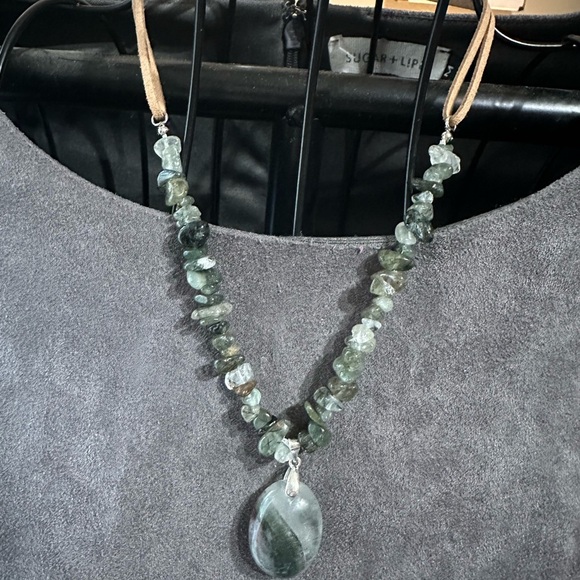 Garden Quartz Oval Pendant with Garden Quartz Chips Beads Faux Leather Necklace - Picture 16 of 16